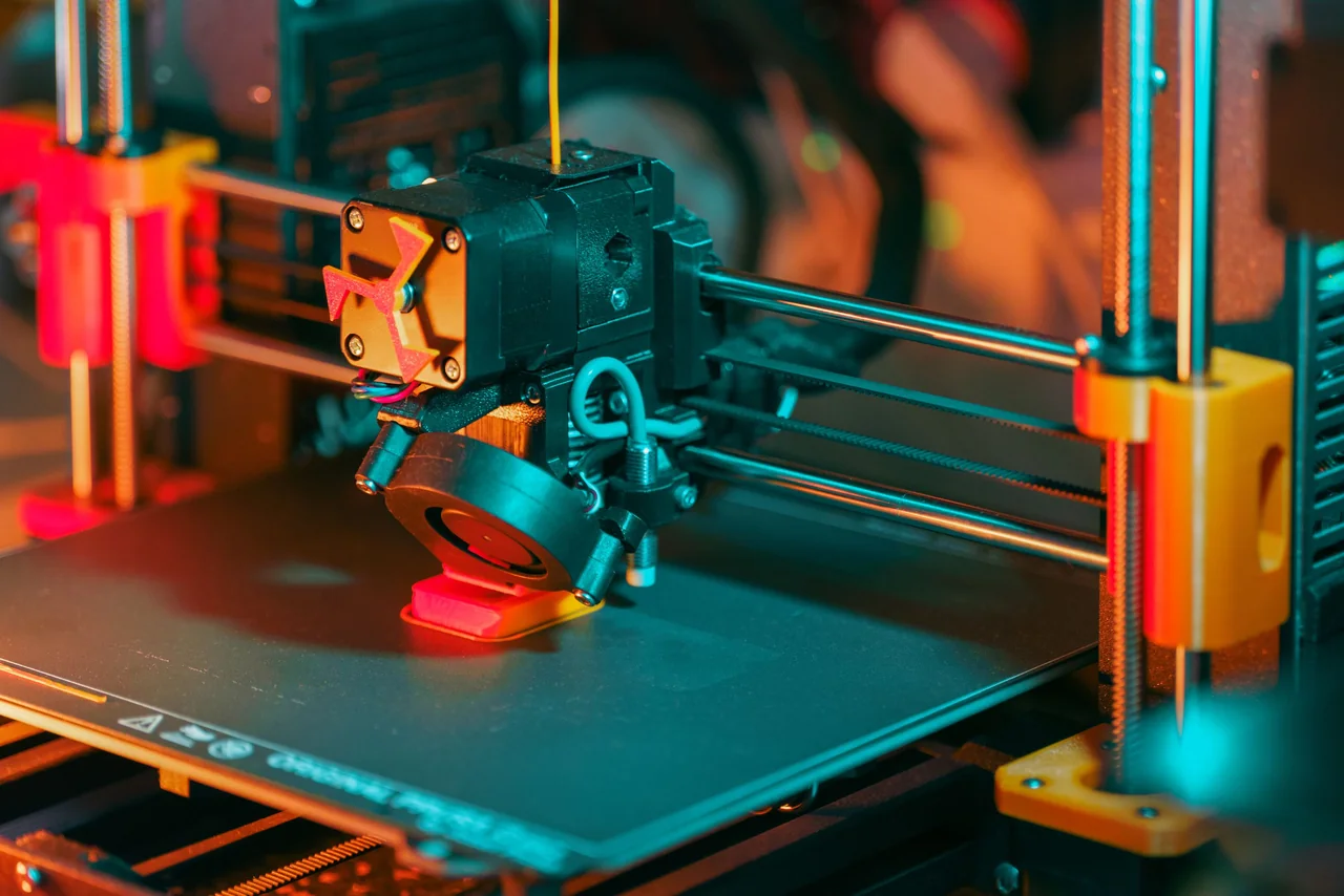 3D spausdintuvo galvutė ir spausdinimo platforma