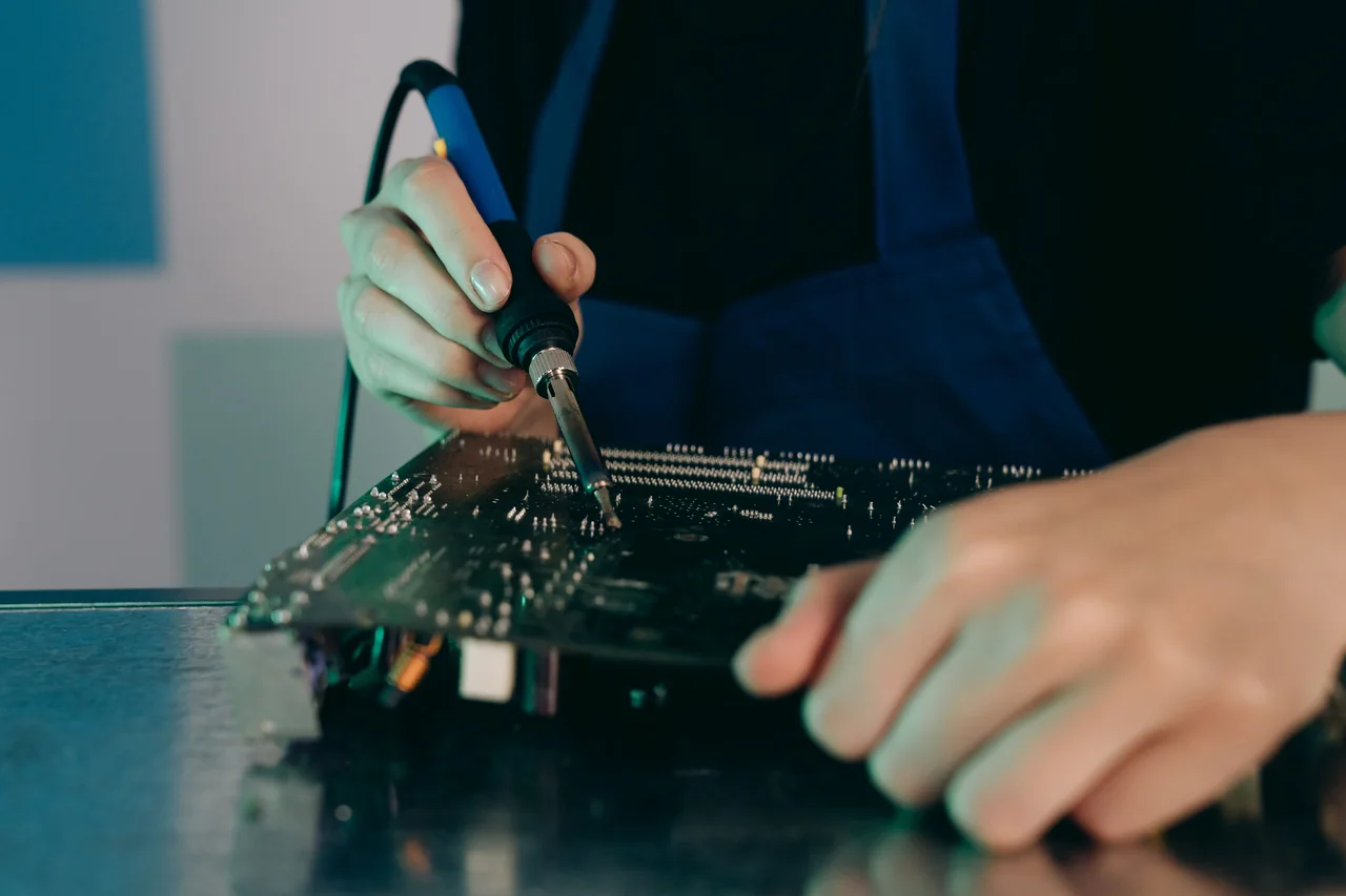 Rankomis lituojami elektroninės plokštės komponentai