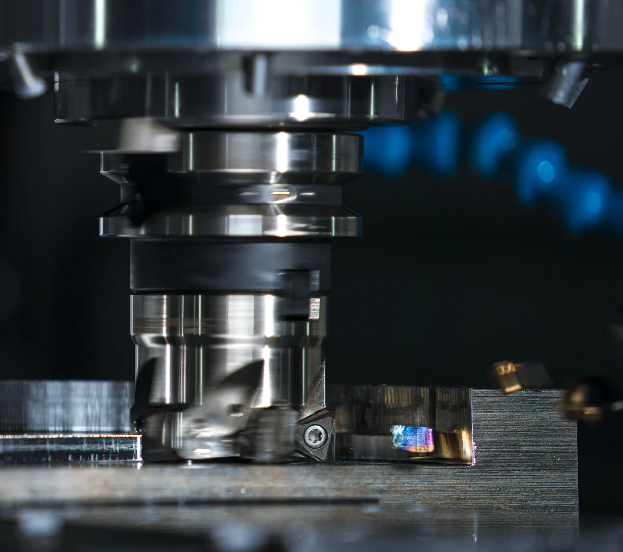 Frezavimo įrankis apdirba metalinę detalę