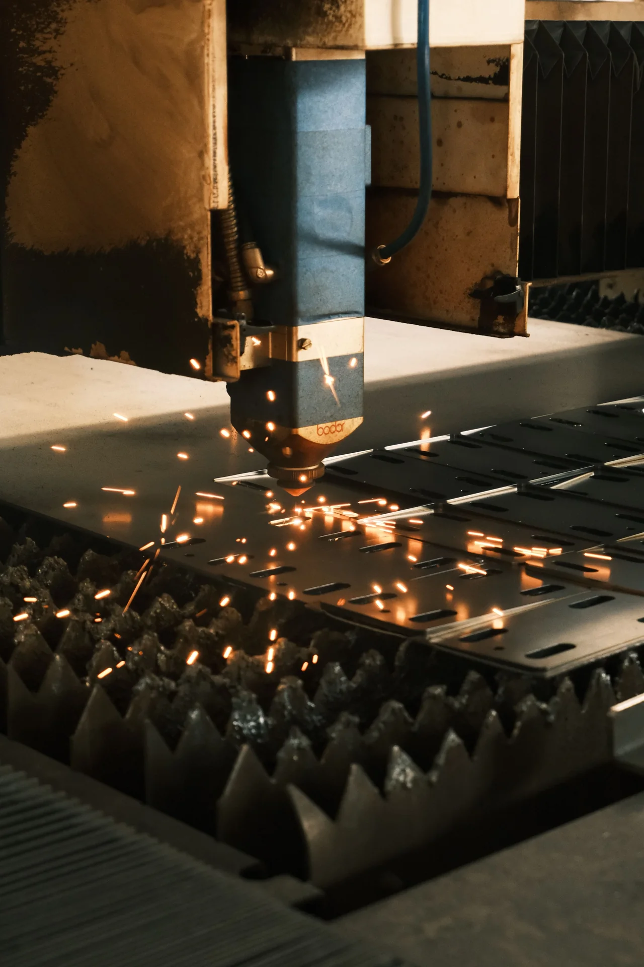Lazeris pjauna metalo lakštą